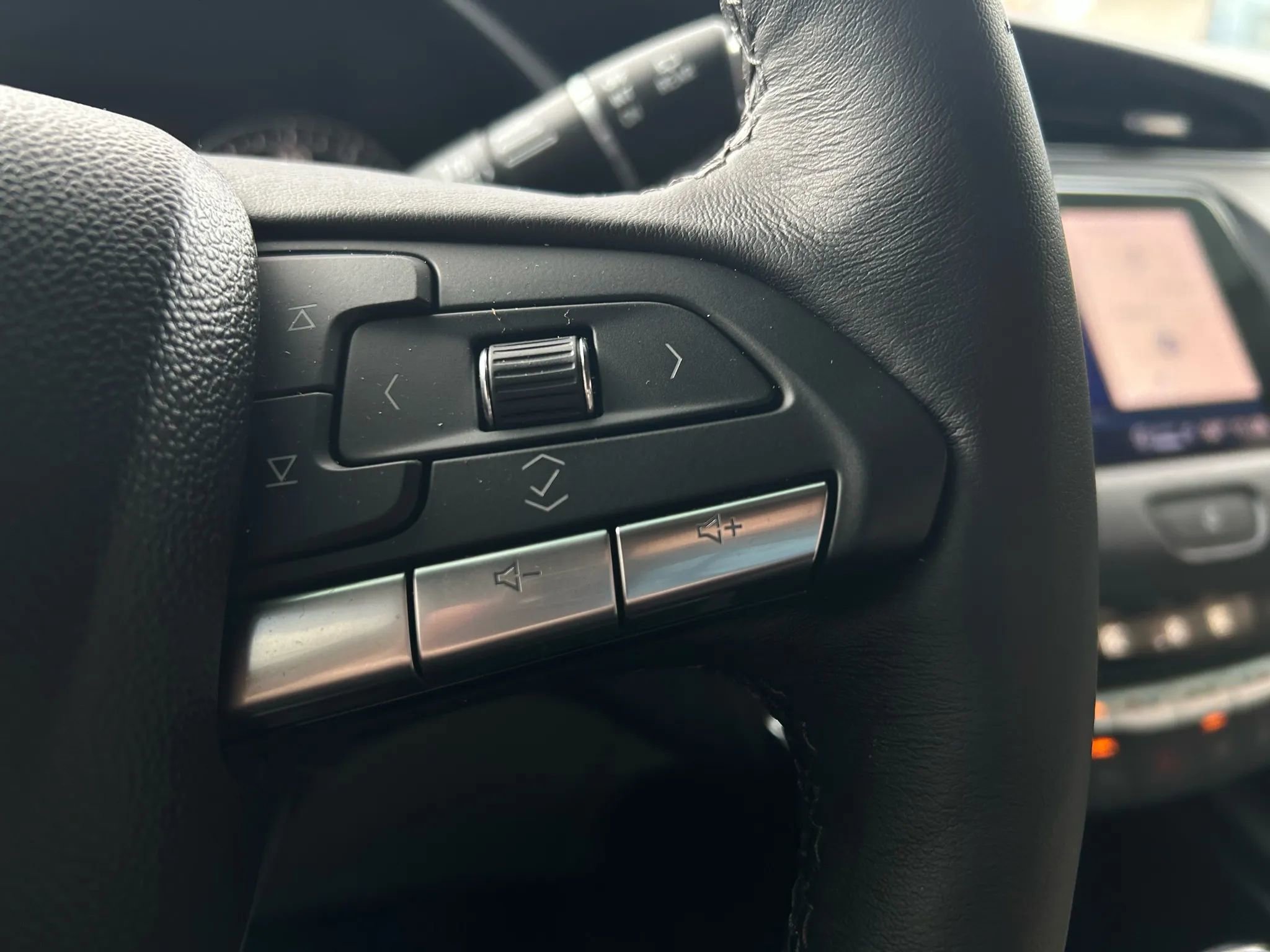 Used 2022 Cadillac XT4 Luxury w/ Cold Weather Package image 15