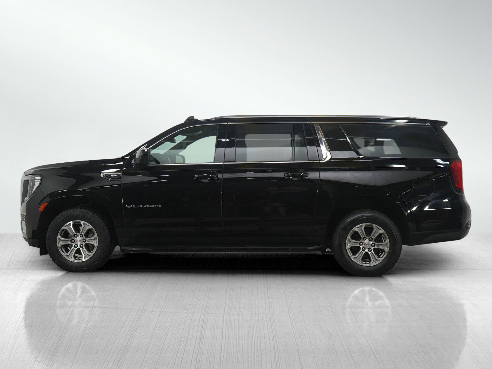 Used 2023 GMC Yukon XL SLE AWD/4WD image 2