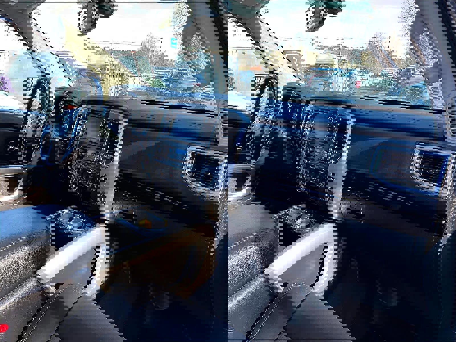 Used 2019 Nissan Titan SV w/ SV Convenience Package image 21