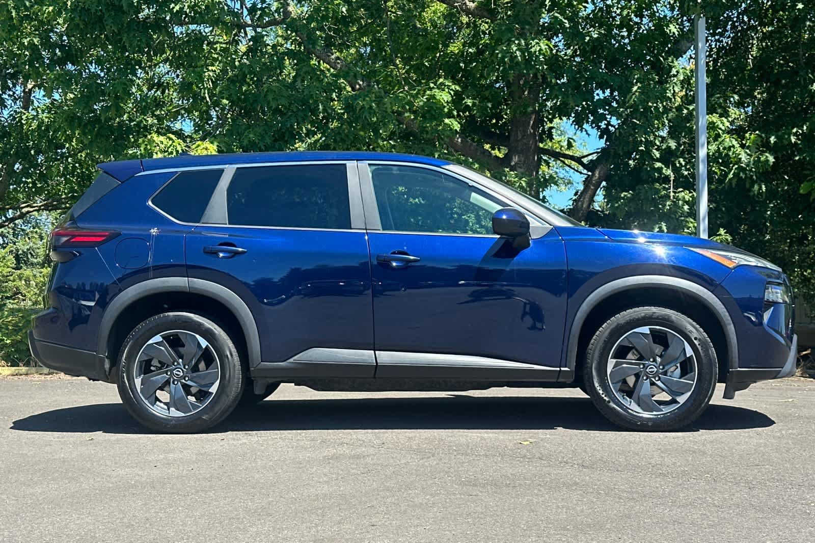 Used 2024 Nissan Rogue SV AWD/4WD image 8