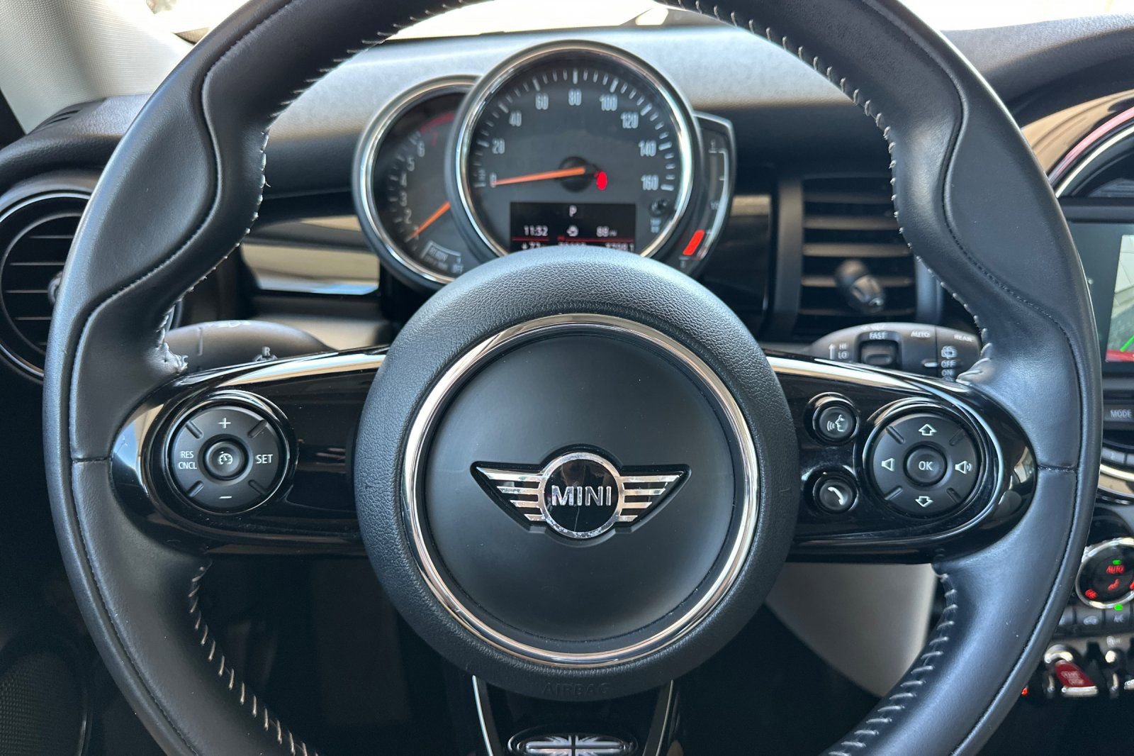 Used 2019 MINI Cooper 2-Door Hardtop w/ Signature Upholstery Package image 21