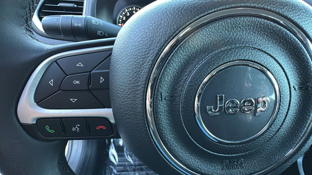 Used 2018 Jeep Renegade Latitude w/ Popular Equipment Group image 19