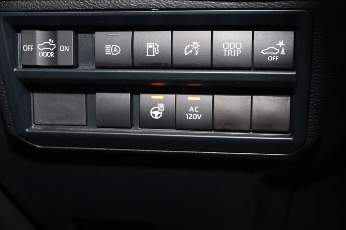 Used 2025 Toyota Tundra Limited AWD/4WD image 9
