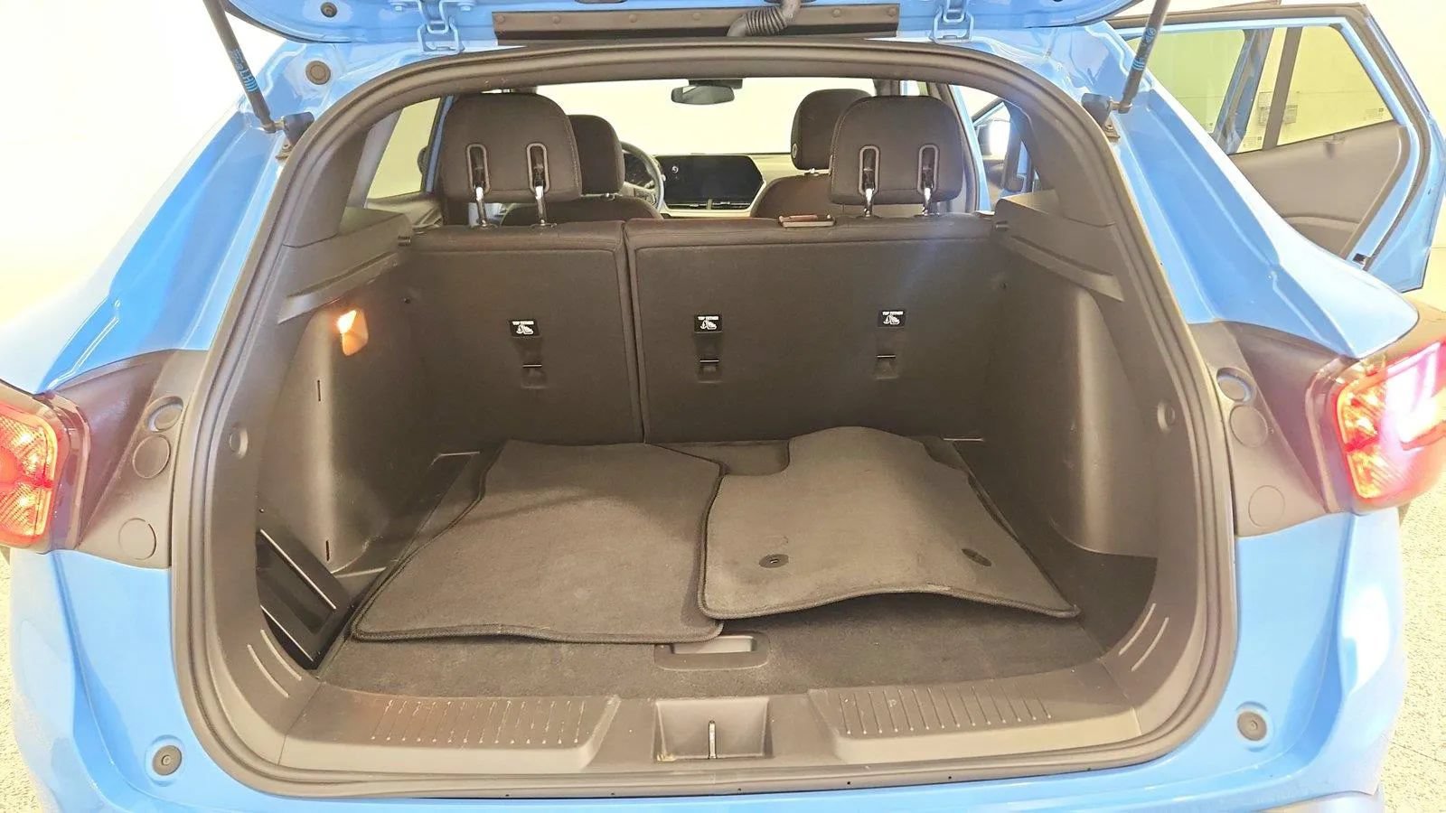 Used 2024 Chevrolet Trax RS w/ Sunroof Package FWD image 36