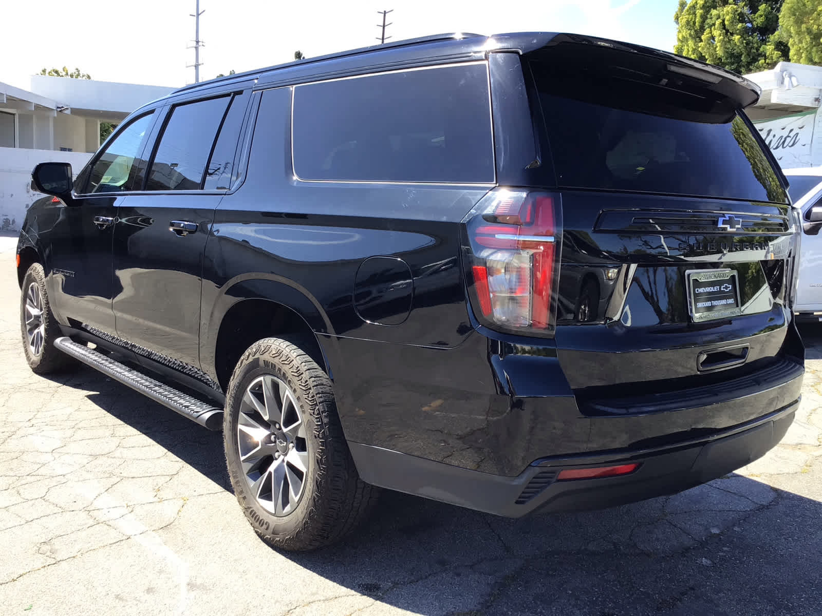 Used 2024 Chevrolet Suburban Z71 w/ Luxury Package AWD/4WD image 3
