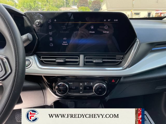 Used 2025 Chevrolet Trax LT FWD image 17