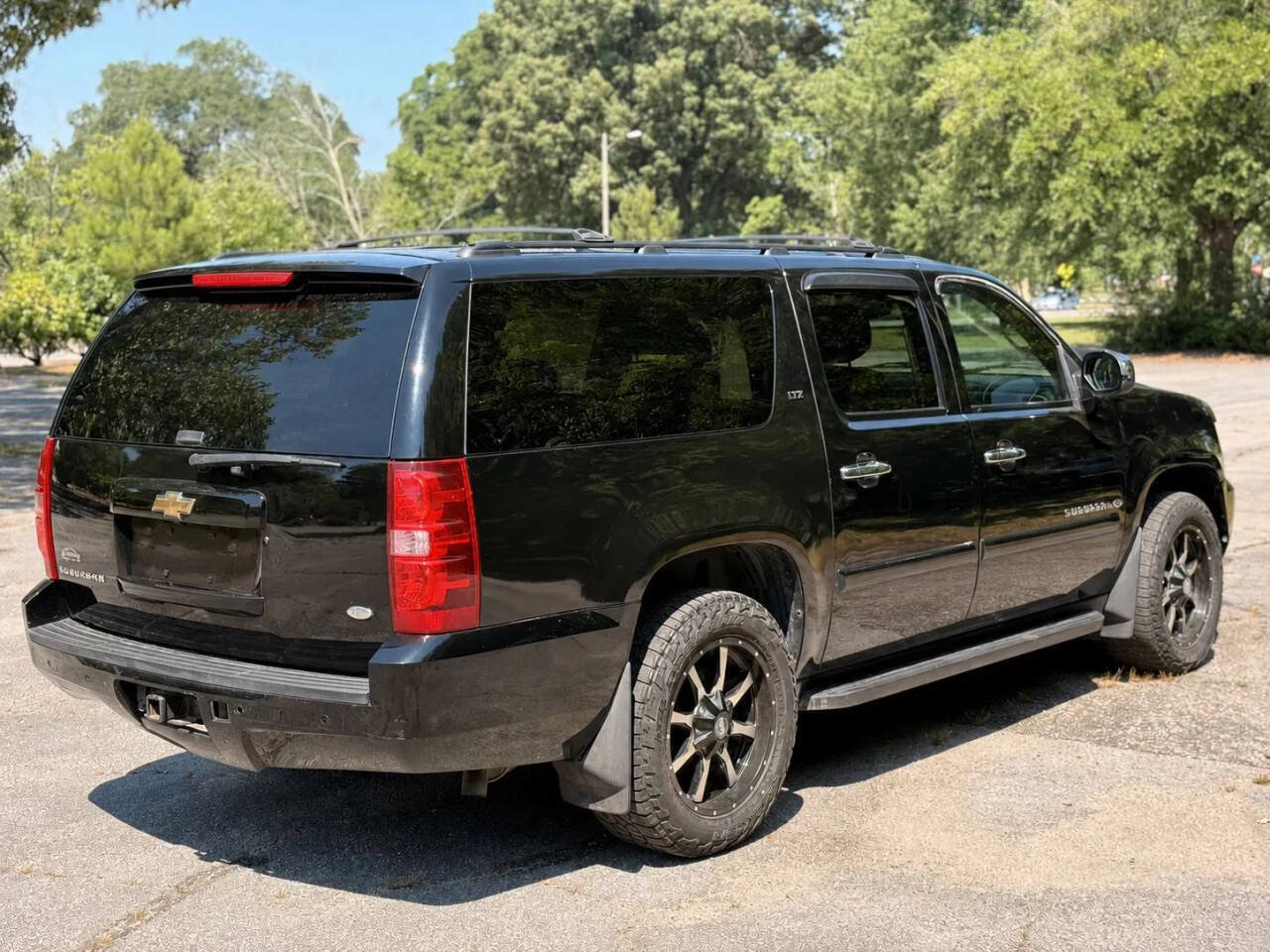Used 2007 Chevrolet Suburban LTZ w/ LTZ Preferred Equipment Group AWD/4WD image 5