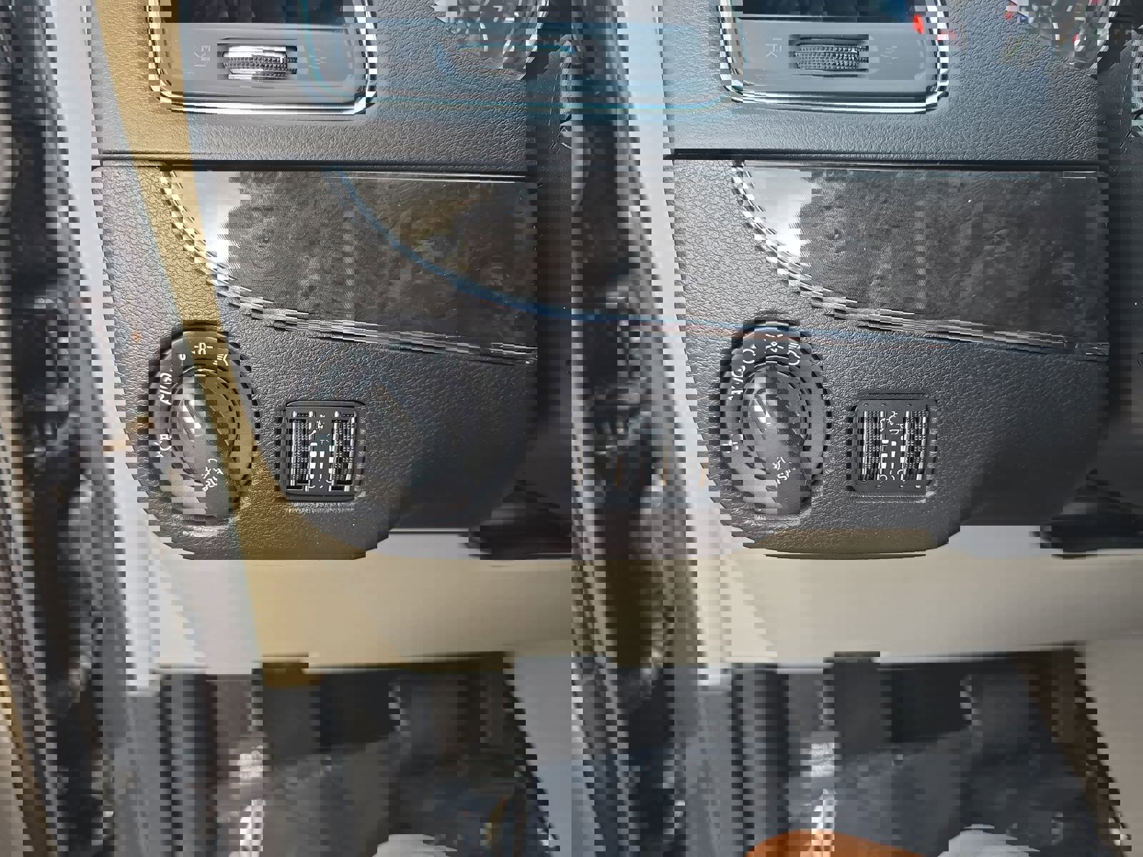 Used 2016 Chrysler Town & Country Limited Platinum image 28