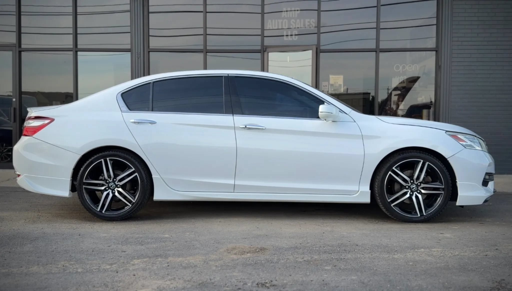 Used 2016 Honda Accord Touring image 2