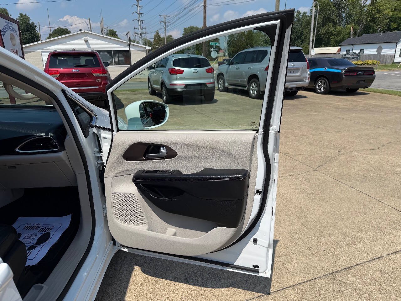 Used 2018 Chrysler Pacifica Touring-L FWD image 17