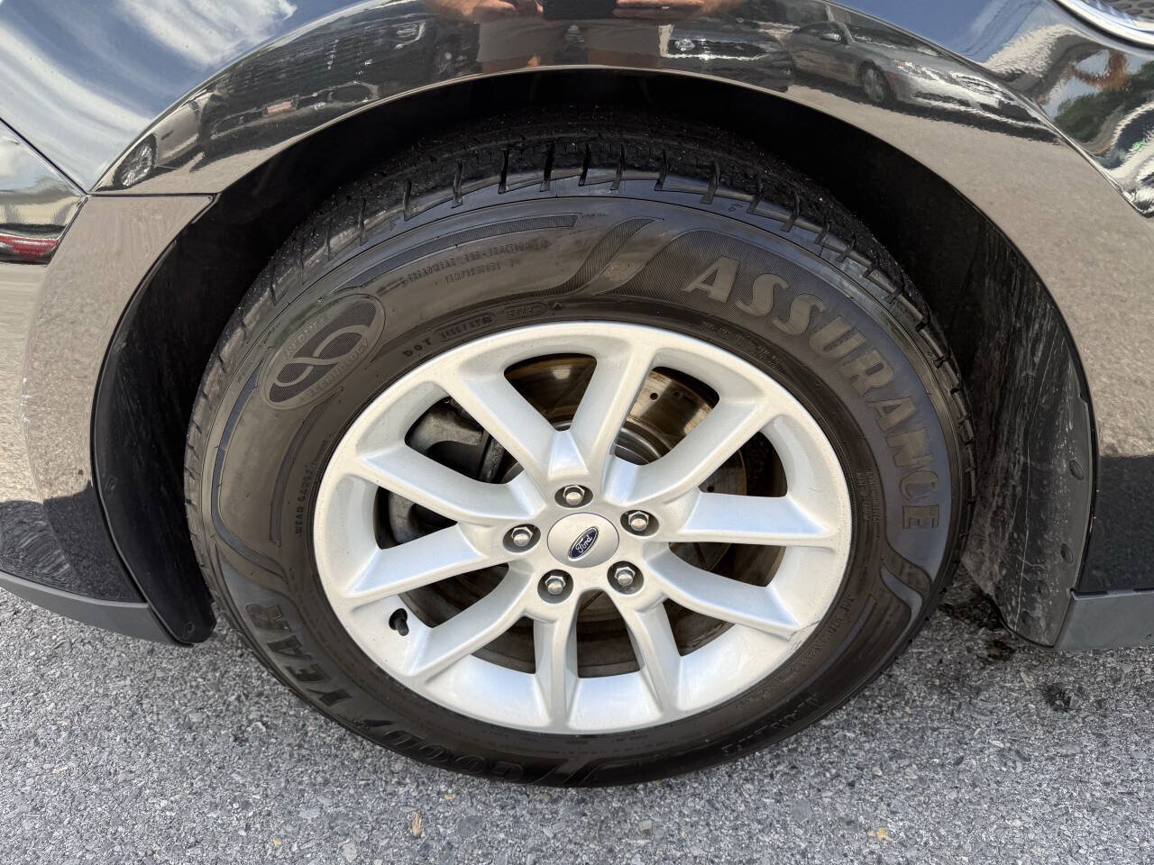 Used 2014 Ford Taurus SE FWD image 25