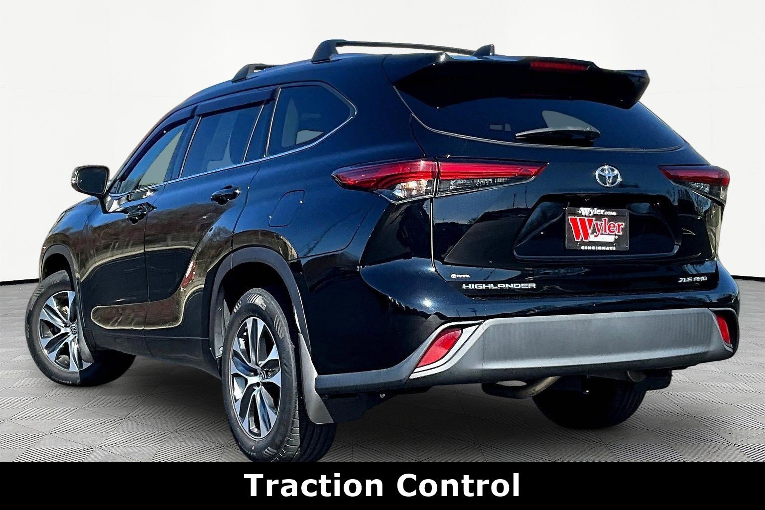 Used 2021 Toyota Highlander XLE image 4