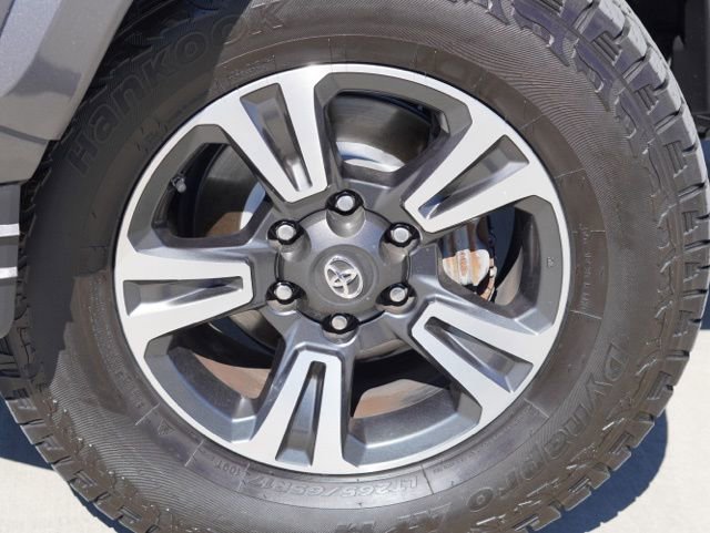 Used 2018 Toyota Tacoma TRD Sport w/ Technology Package image 16