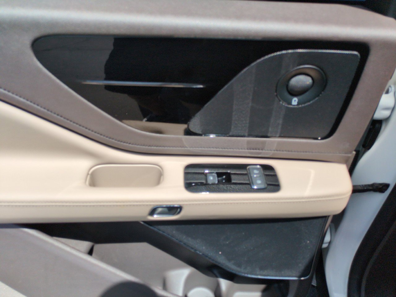 Used 2022 Lincoln Aviator Reserve w/ Equipment Group 201A RWD image 40