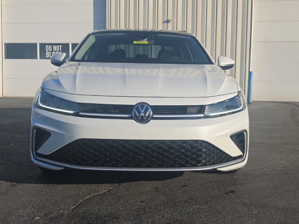 Used 2026 Volkswagen Jetta SEL FWD image 2