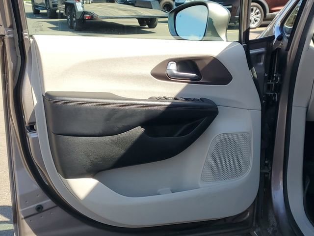 Used 2017 Chrysler Pacifica Touring-L Plus w/ Tire & Wheel Group image 10