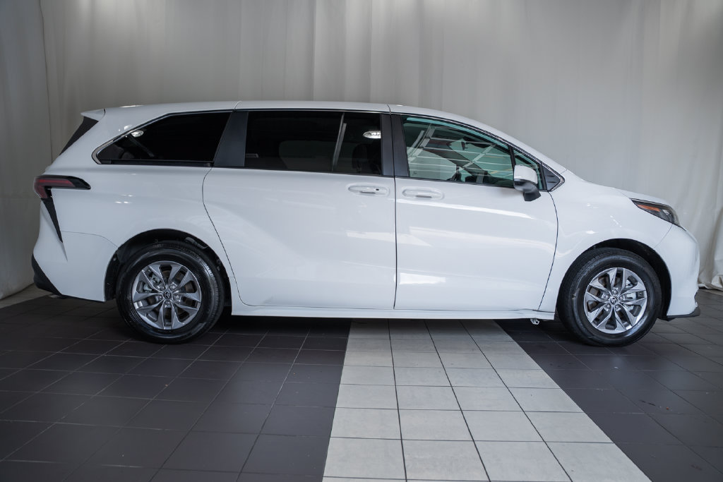 Used 2025 Toyota Sienna LE FWD image 3