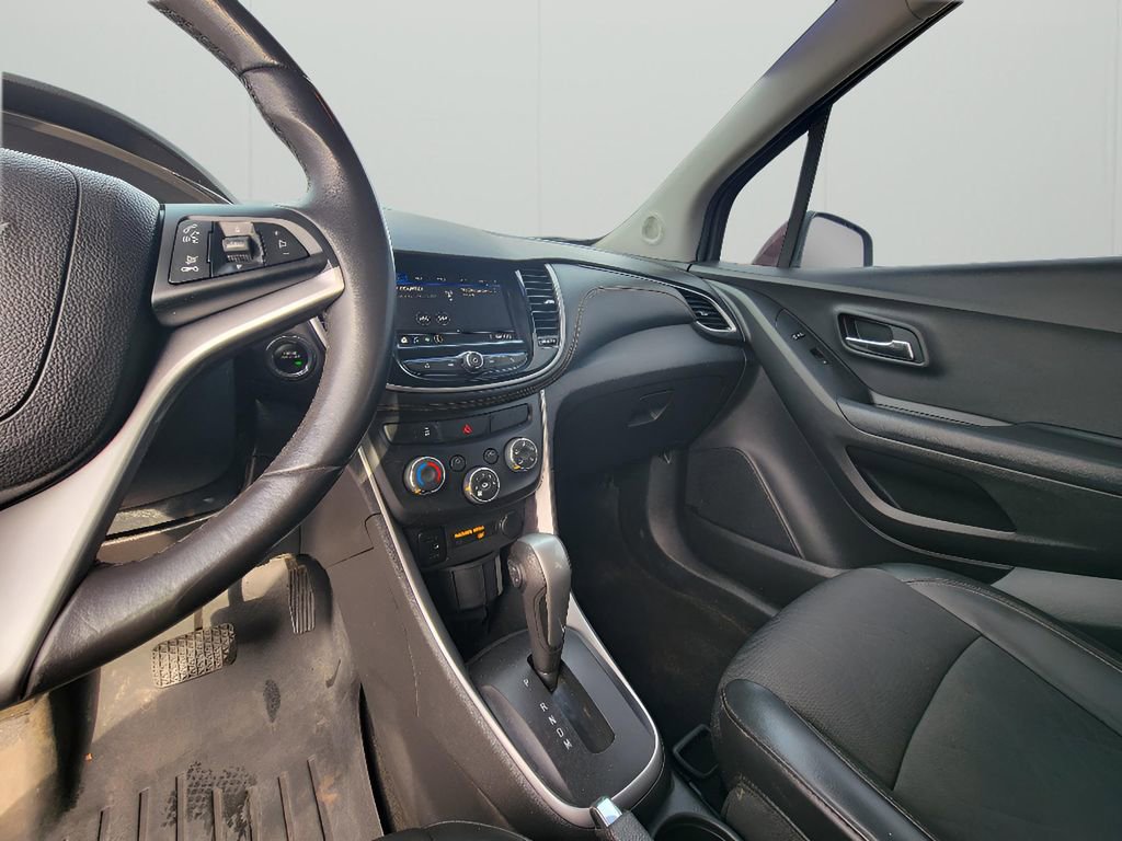 Used 2021 Chevrolet Trax LT w/ LT Convenience Package AWD/4WD image 15