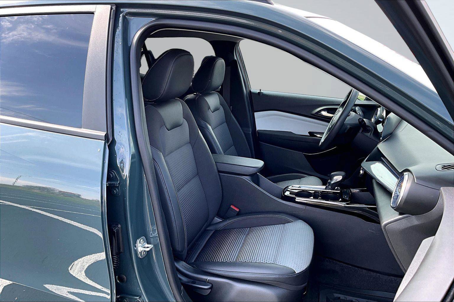 Used 2025 Chevrolet Trax LT FWD image 8