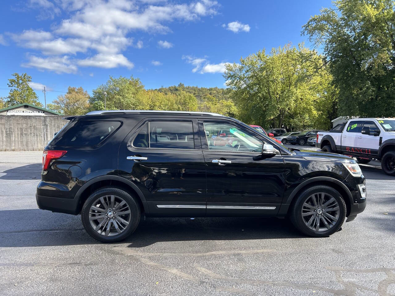 Used 2017 Ford Explorer Platinum image 3
