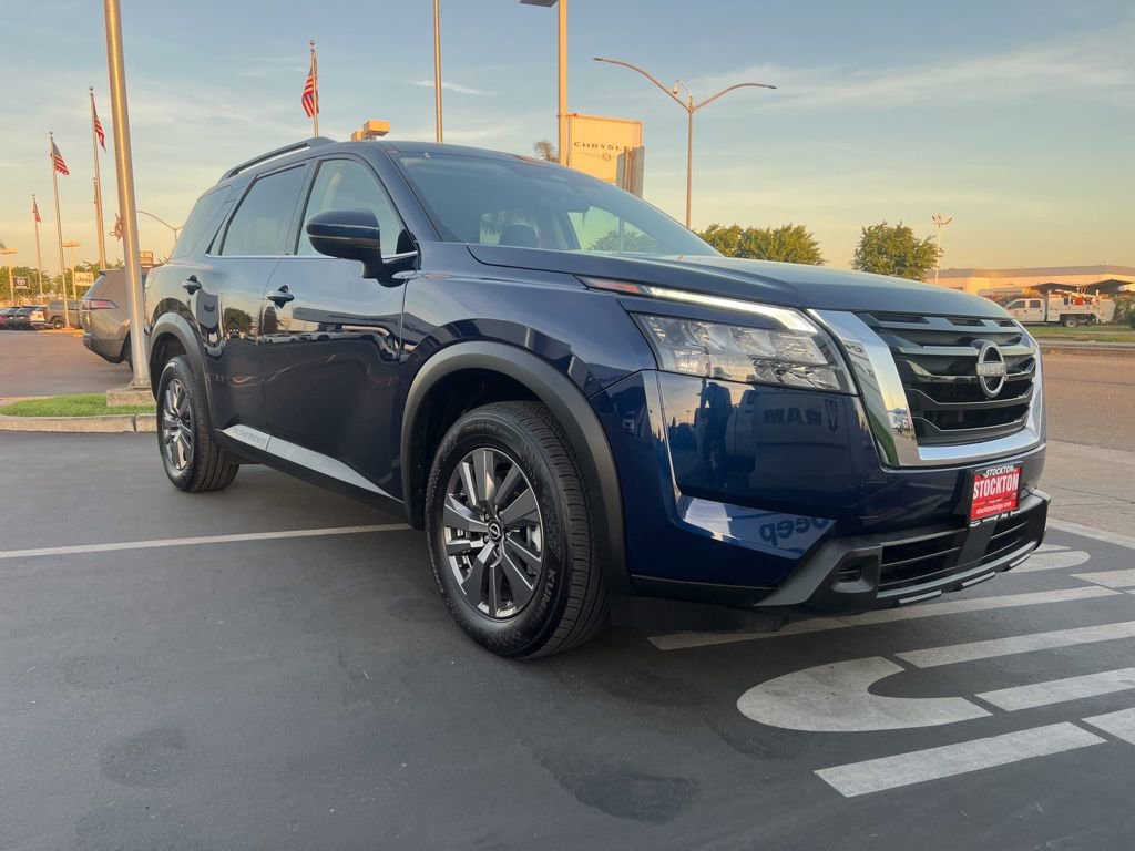 Used 2025 Nissan Pathfinder SV image 8