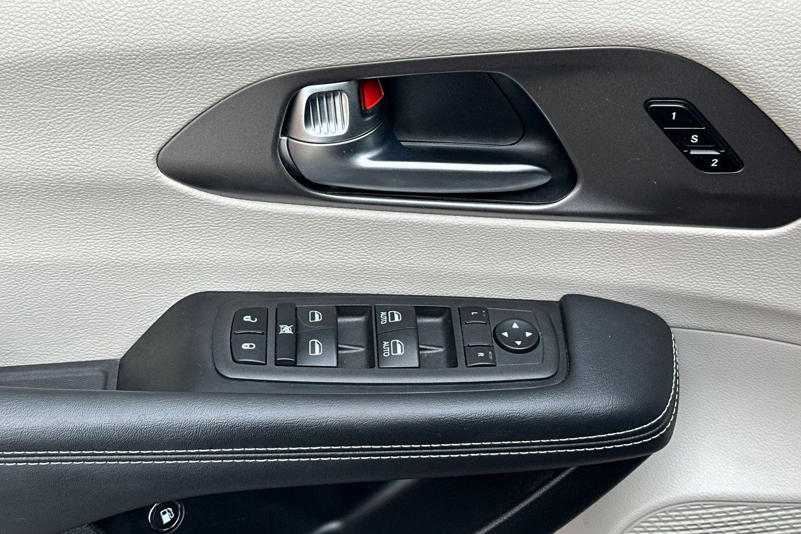 Used 2023 Chrysler Pacifica Touring-L image 14