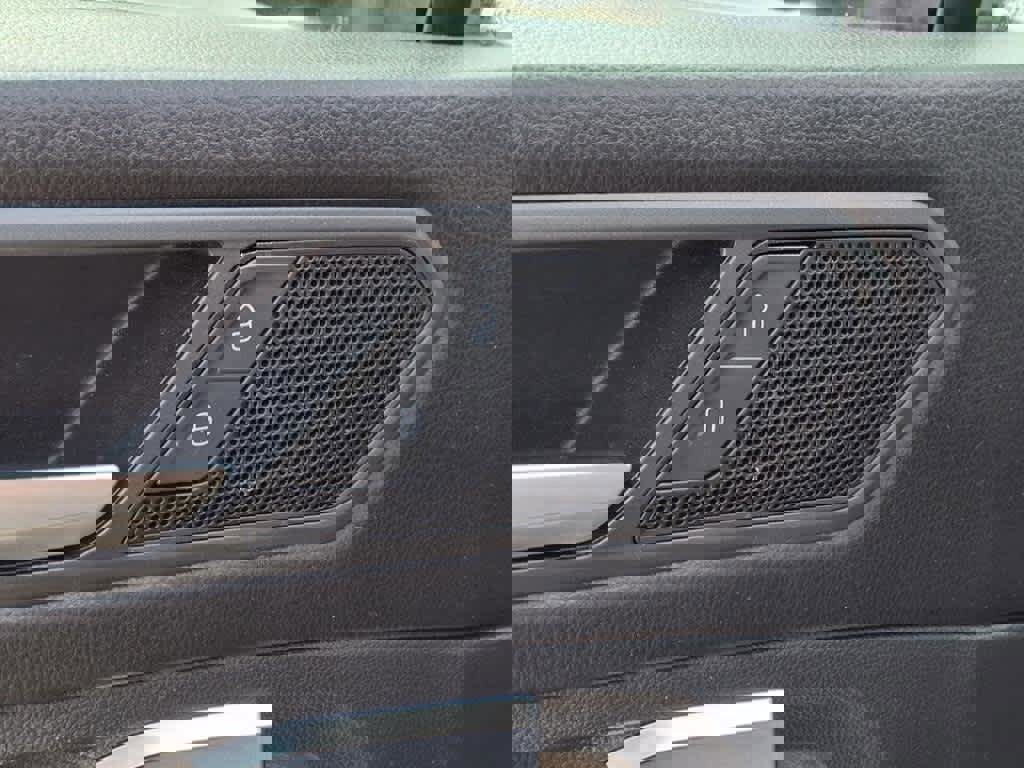 Used 2021 Volkswagen Tiguan SE image 12