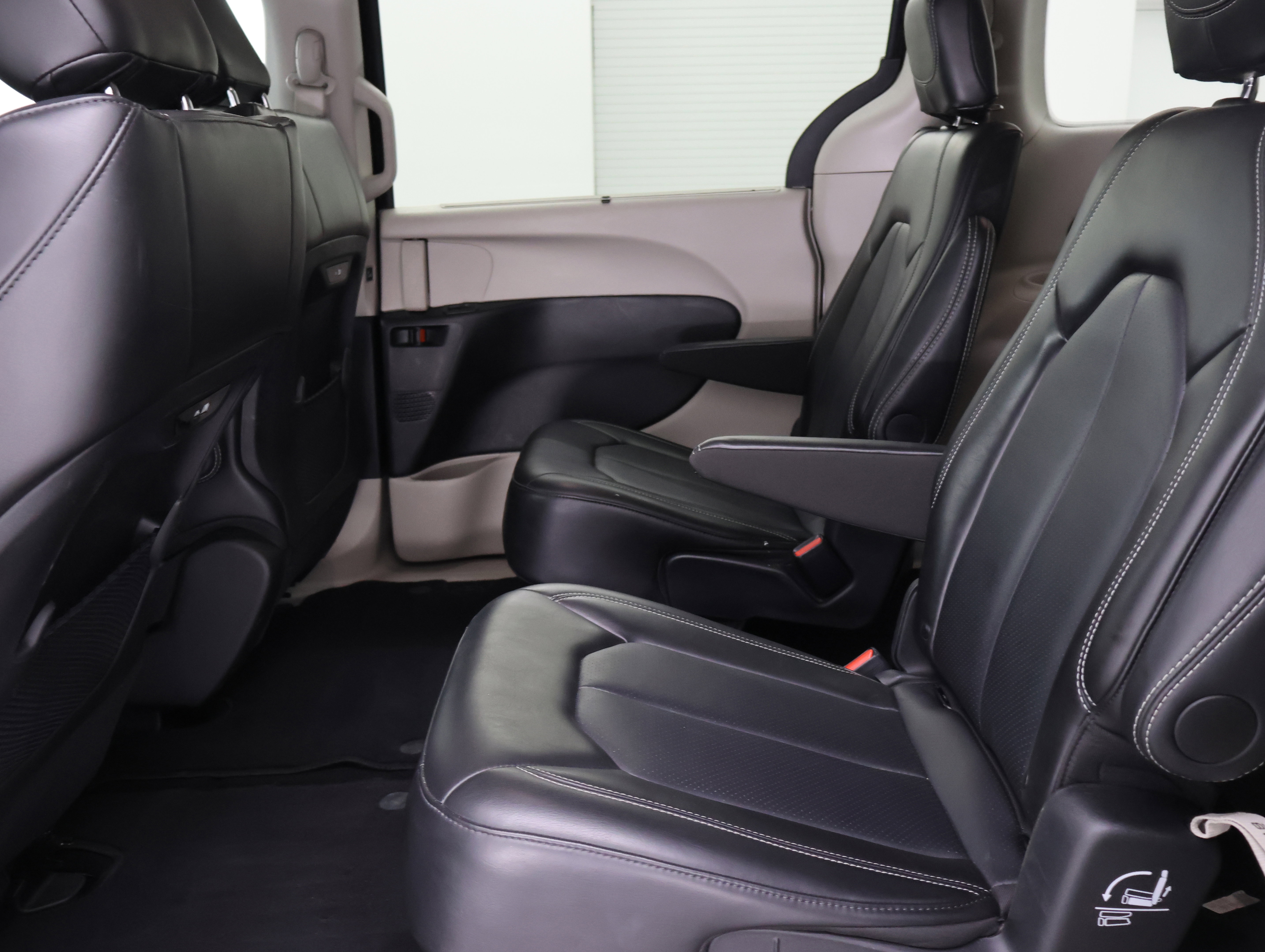 Used 2024 Chrysler Pacifica Touring-L image 36