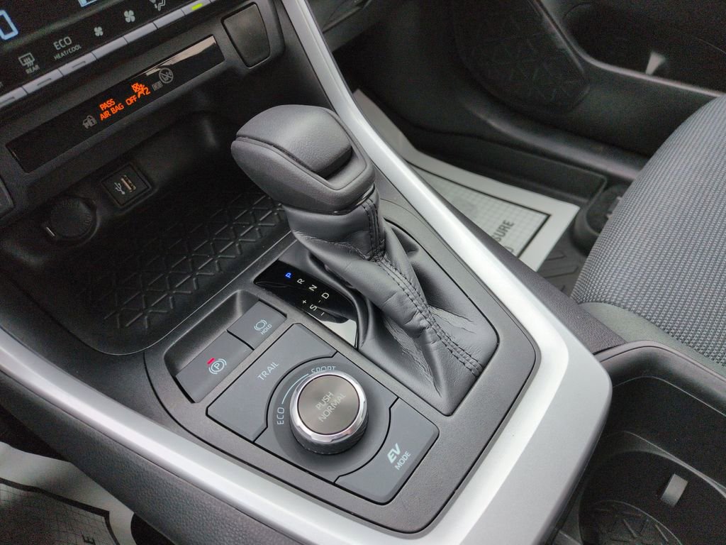 Used 2024 Toyota RAV4 LE AWD/4WD image 24