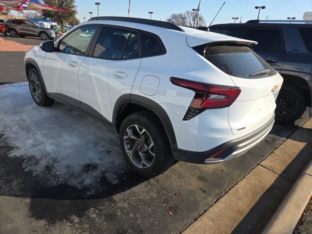 Used 2025 Chevrolet Trax LT w/ LT Convenience Package image 3