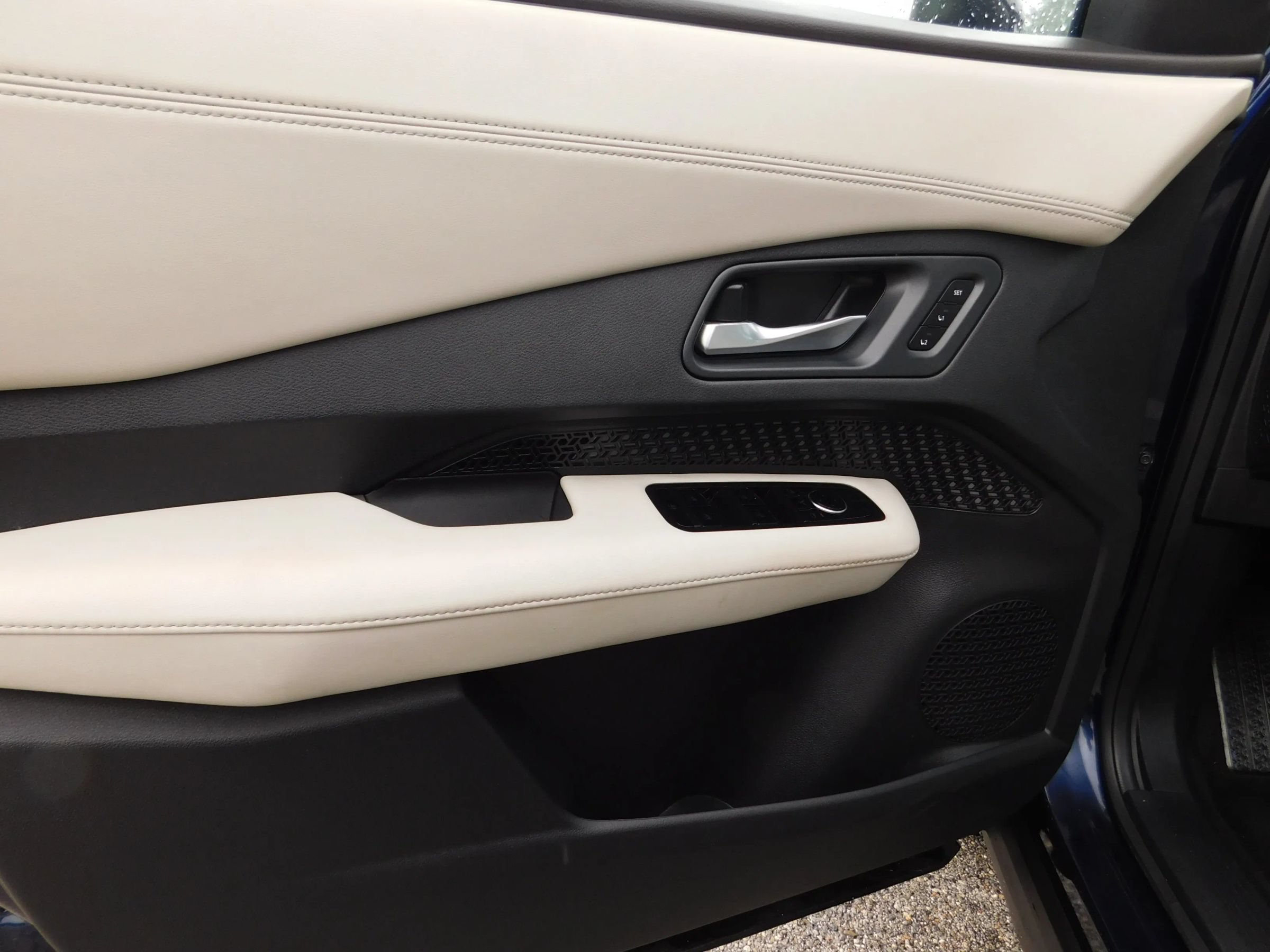 Used 2023 Nissan Ariya FWD image 16