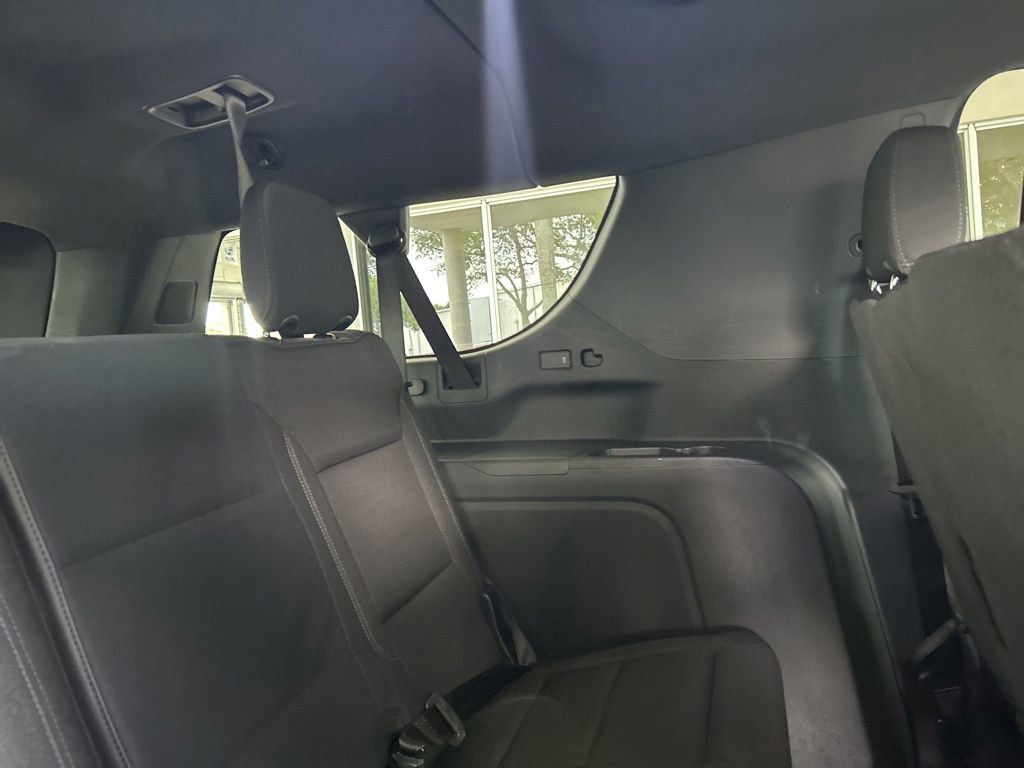 Used 2025 Chevrolet Suburban LS RWD image 32