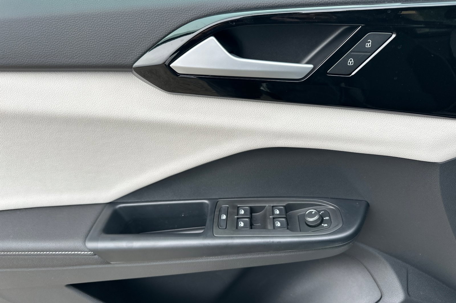 New 2026 Volkswagen Taos S image 11