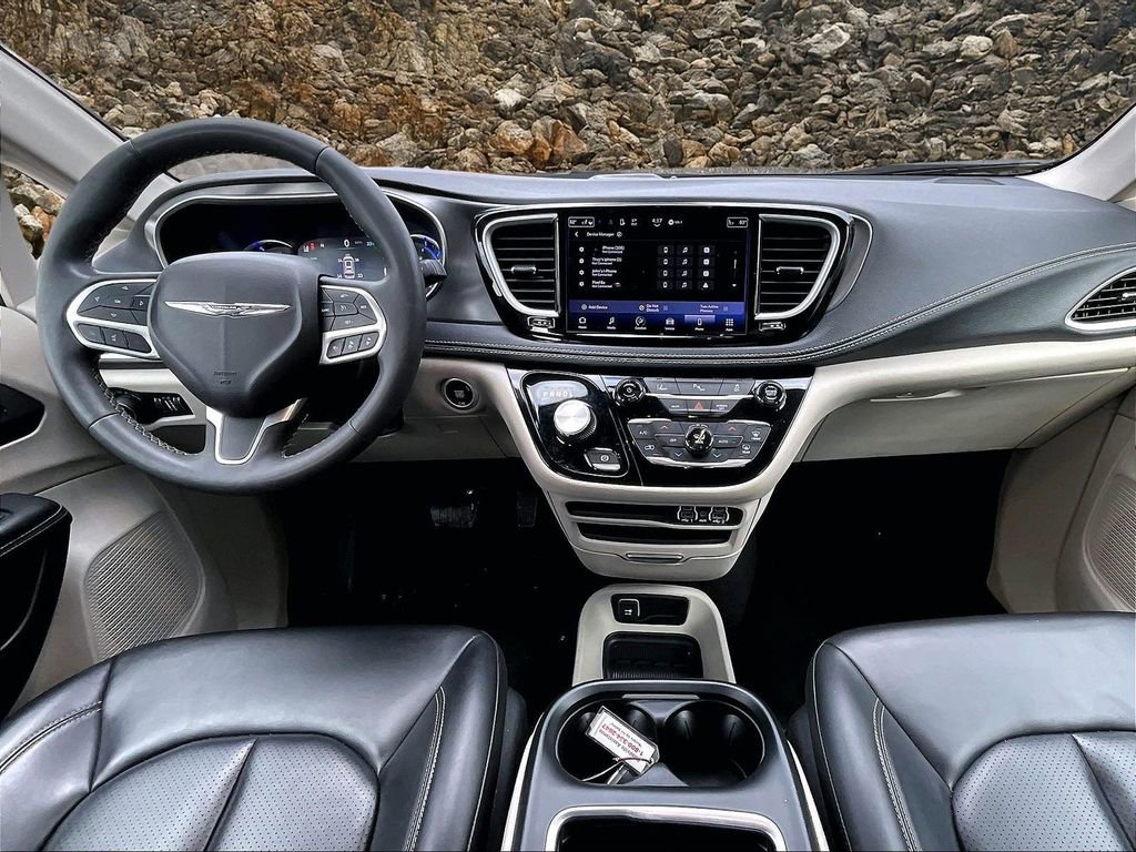 Used 2023 Chrysler Pacifica Touring-L image 14