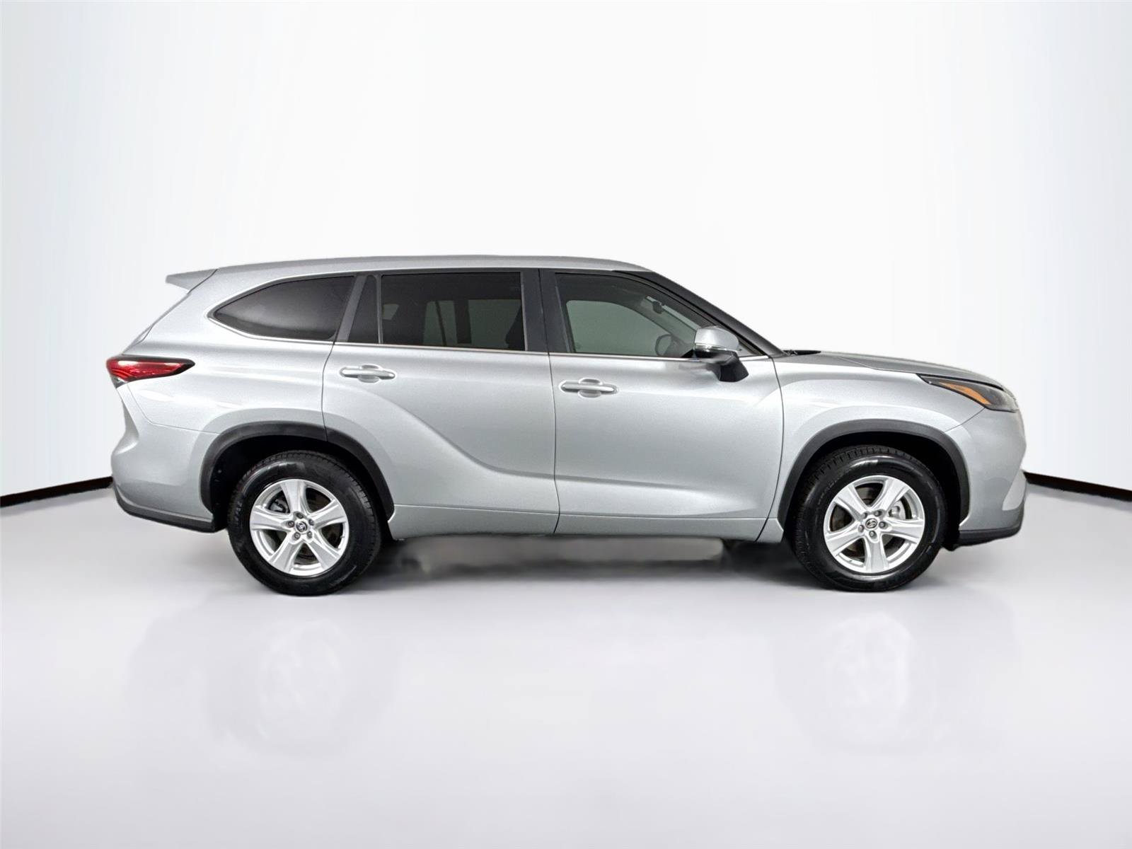 Used 2023 Toyota Highlander LE FWD image 10