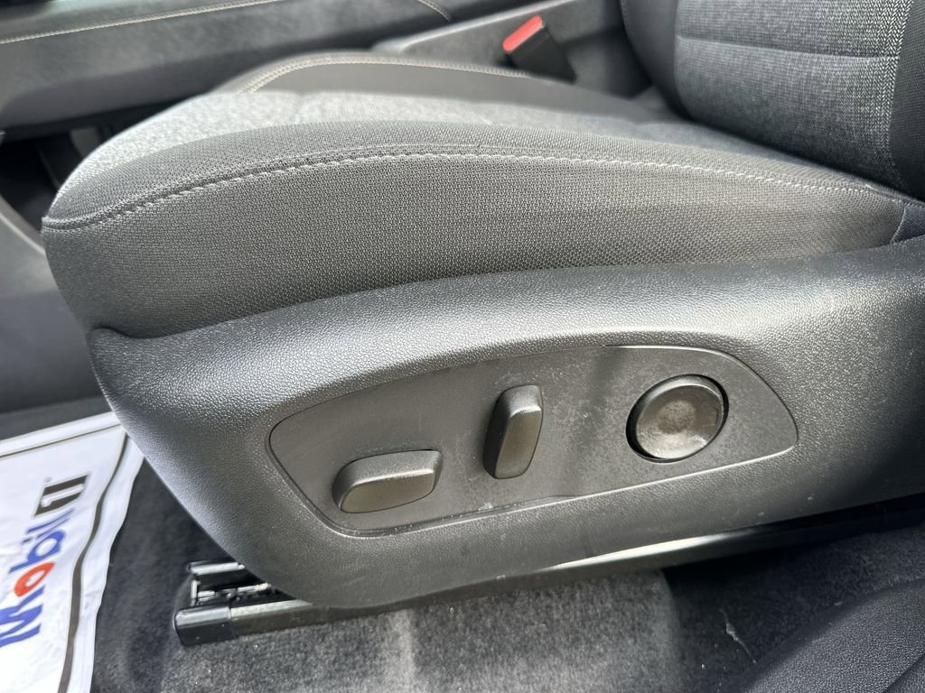 Used 2025 GMC Acadia Elevation image 12