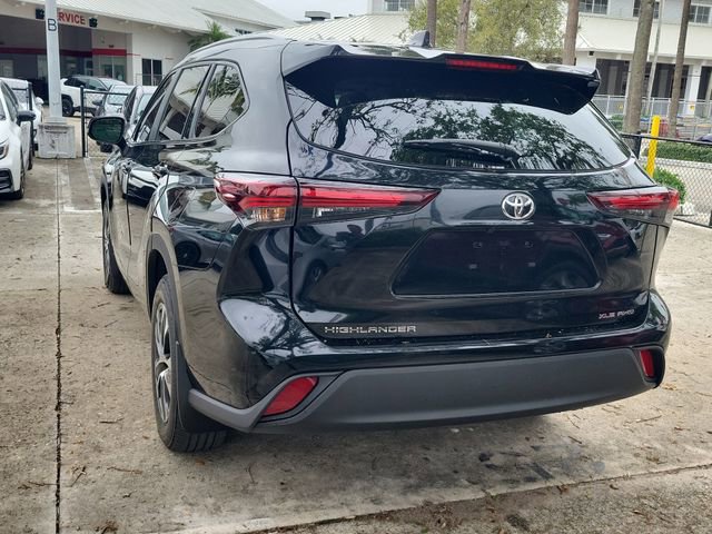 Used 2024 Toyota Highlander XLE image 3