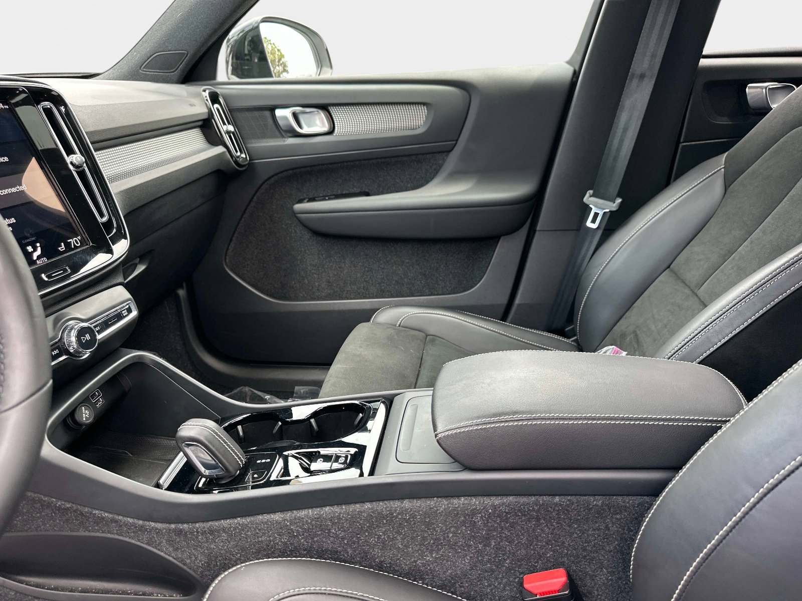 Used 2022 Volvo XC40 T5 R-Design image 24