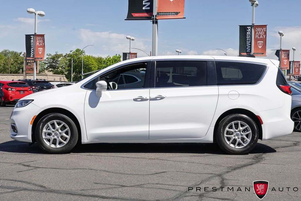 Used 2025 Chrysler Pacifica Select FWD image 13