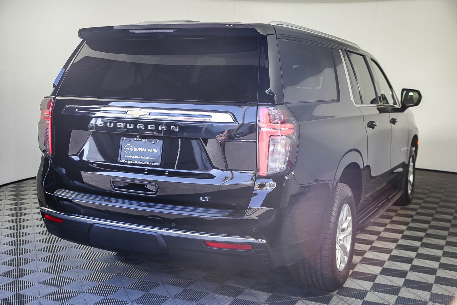 Used 2023 Chevrolet Suburban LT image 8