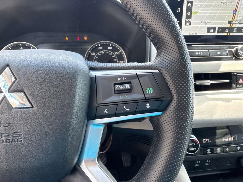 Used 2025 Mitsubishi Outlander SE image 25