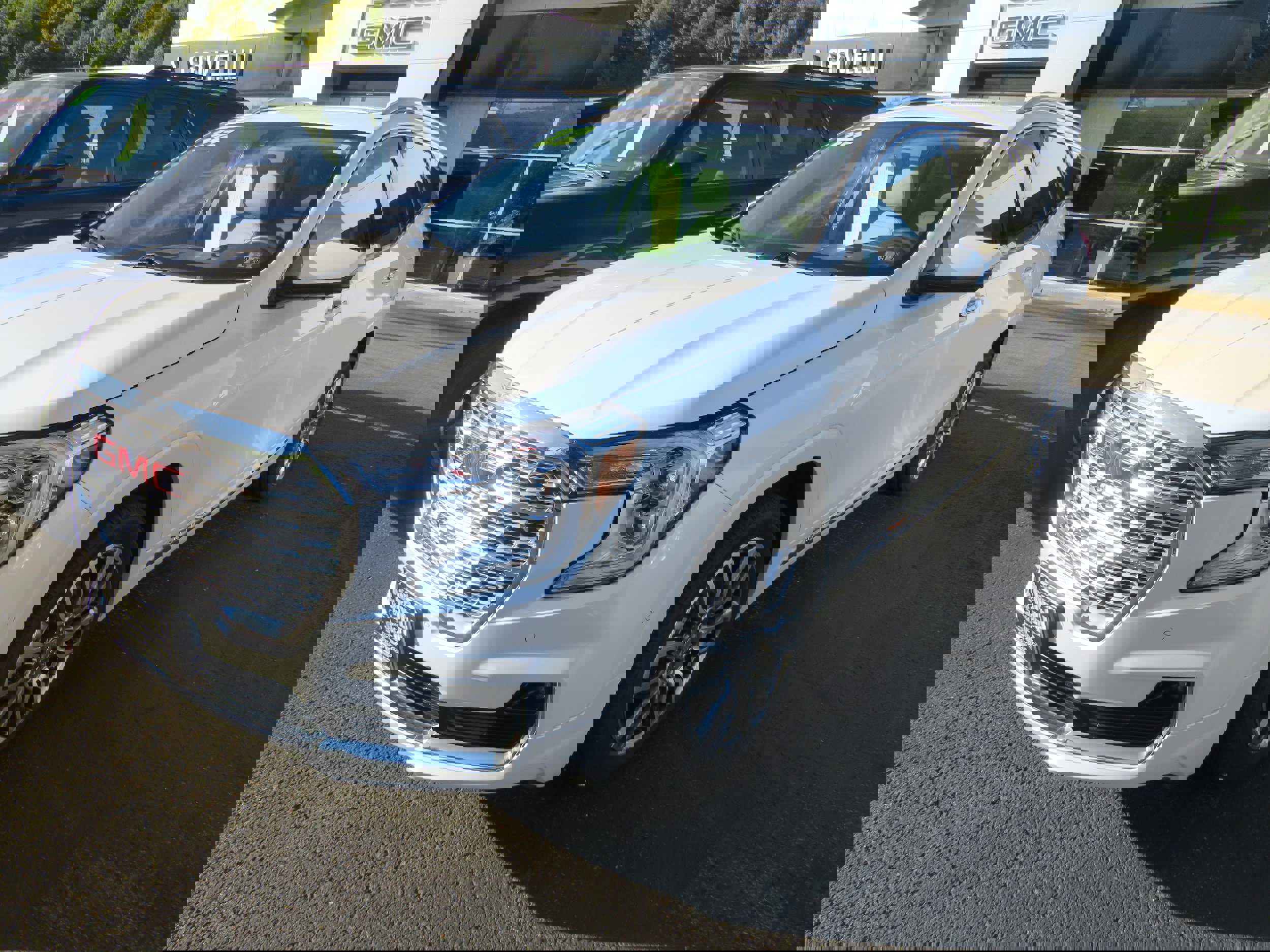 Used 2022 GMC Terrain Denali w/ Denali Premium Package image 3