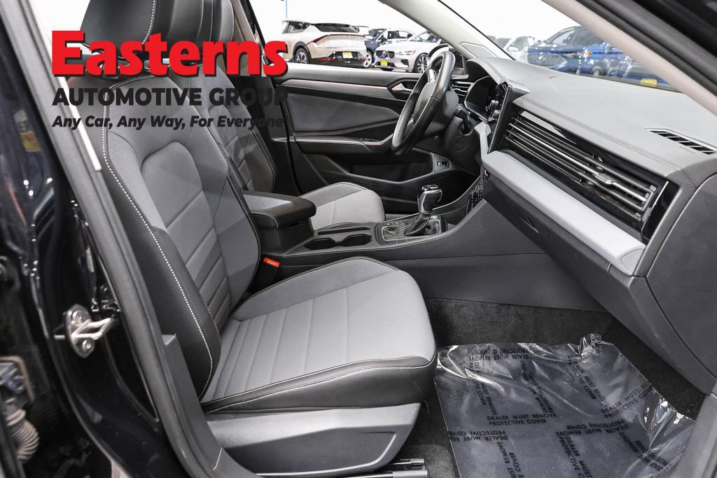 Used 2025 Volkswagen Jetta SE FWD image 36