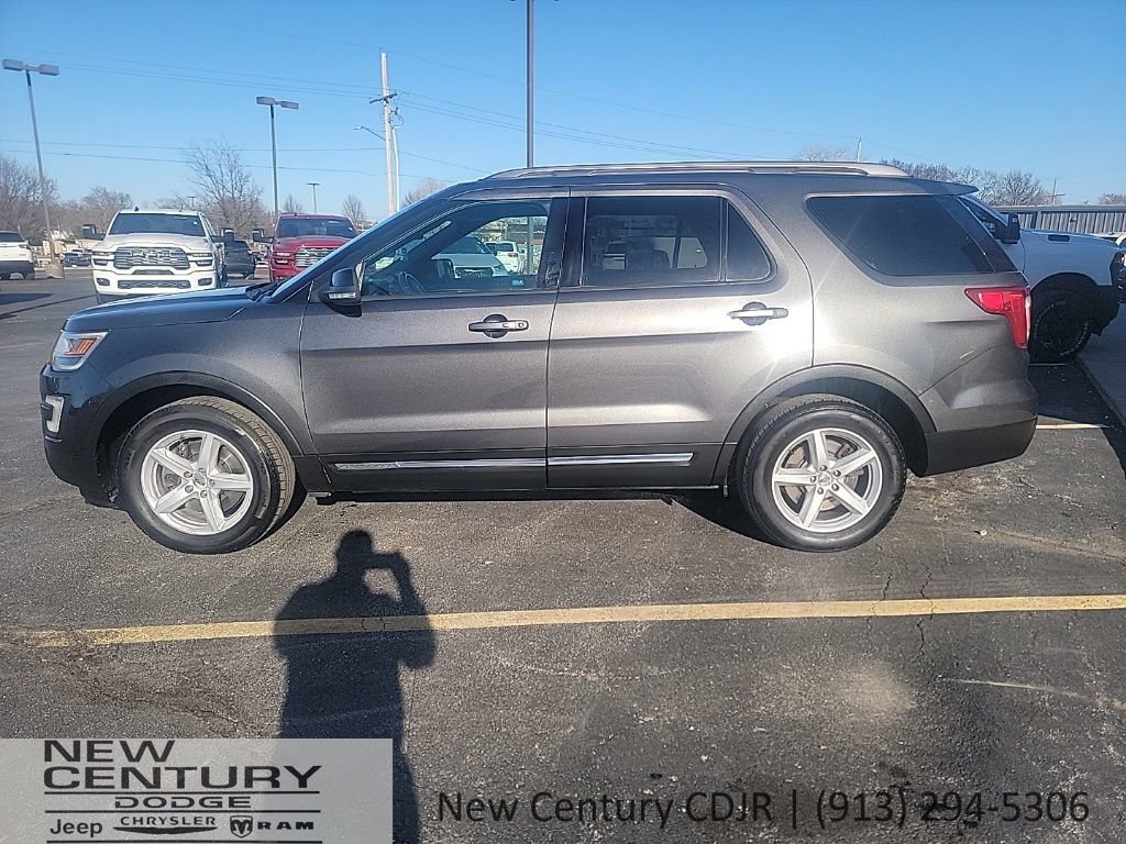 Used 2017 Ford Explorer XLT AWD/4WD image 2