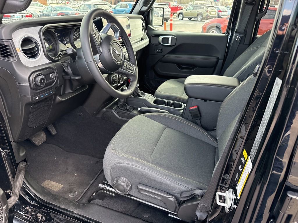 Used 2025 Jeep Wrangler Unlimited Sahara image 14