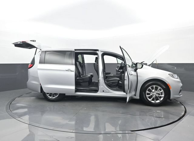 Used 2026 Chrysler Pacifica Limited FWD image 33