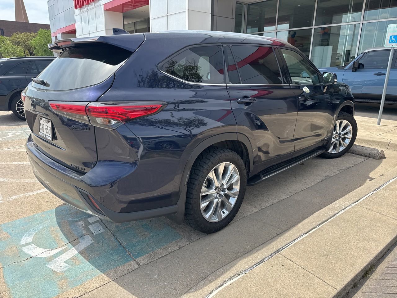 Used 2021 Toyota Highlander Limited image 8