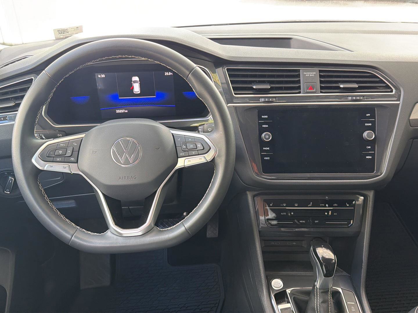 Used 2023 Volkswagen Tiguan SE image 18