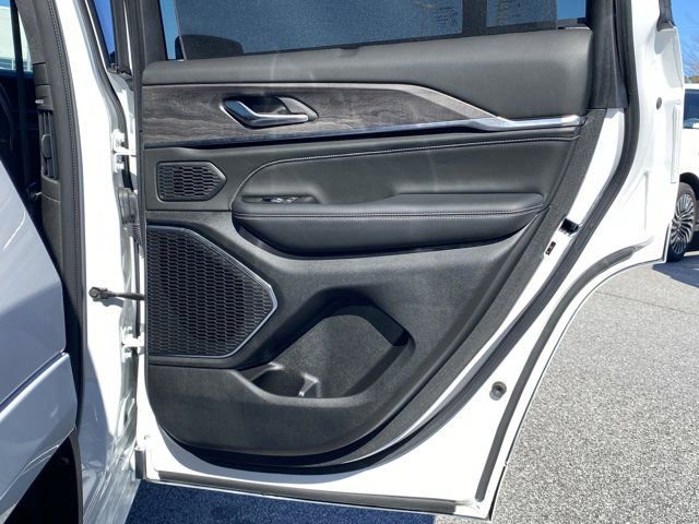 Used 2023 Jeep Grand Cherokee Overland w/ Luxury Tech Group IV AWD/4WD image 31