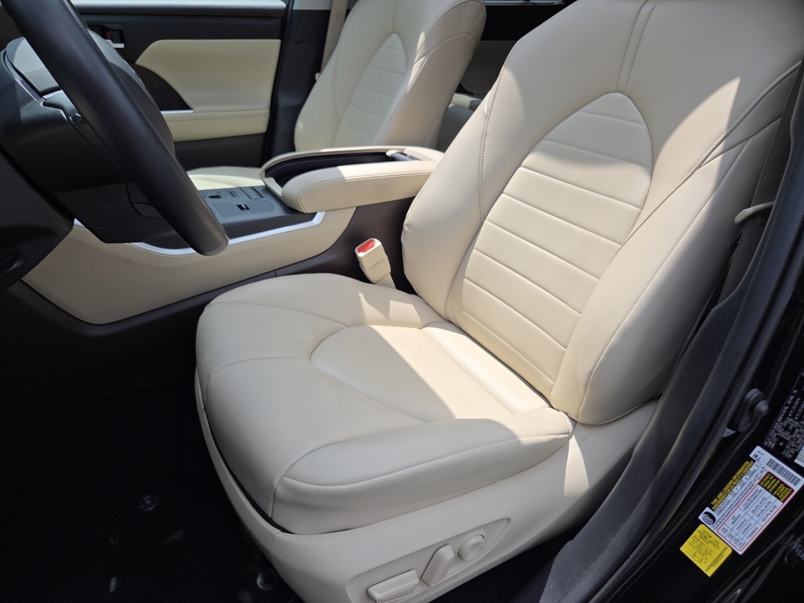Used 2020 Toyota Highlander XLE AWD/4WD image 29